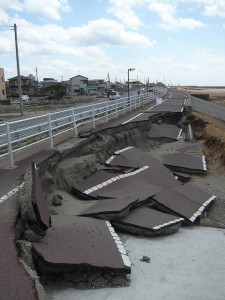 液状化現象による道路の沈下