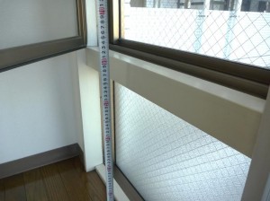 床から近いところにある腰高窓