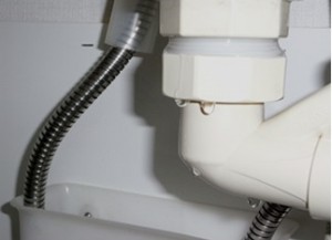 洗面化粧台下の排水管の水漏れ