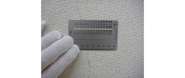 クラックスケールで外壁のひび割れを測定