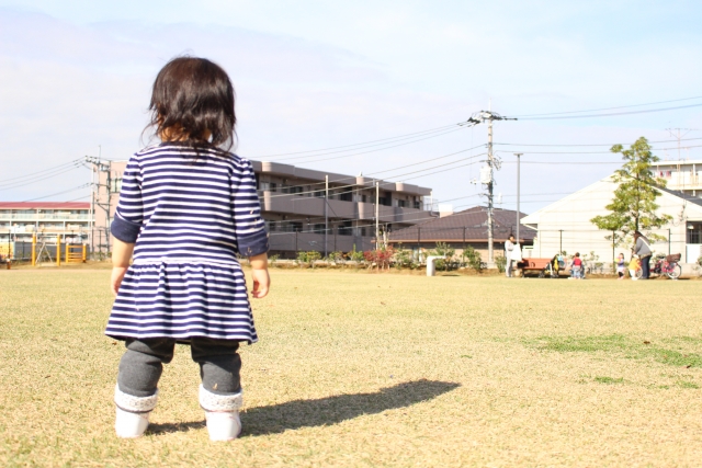 公園で遊ぶ子ども